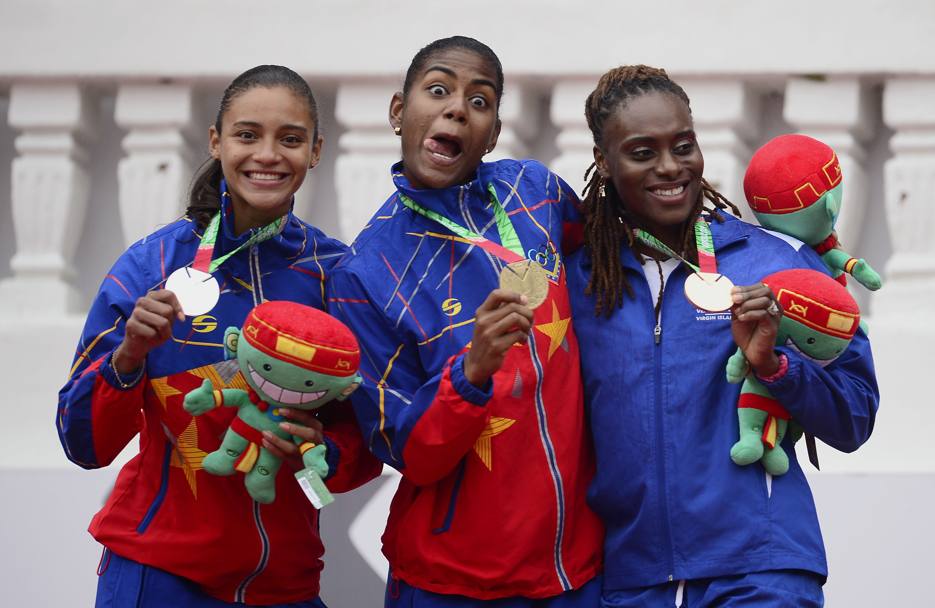 Le vincitrici dei 100 metri donne: podio pi alto per la venezuelana Andrea Purica; medaglia d&#39;argento alla connazionale Nediam Vargas; bronzo per Laverne Jones, delle Isole Vergini Americane. (Afp)